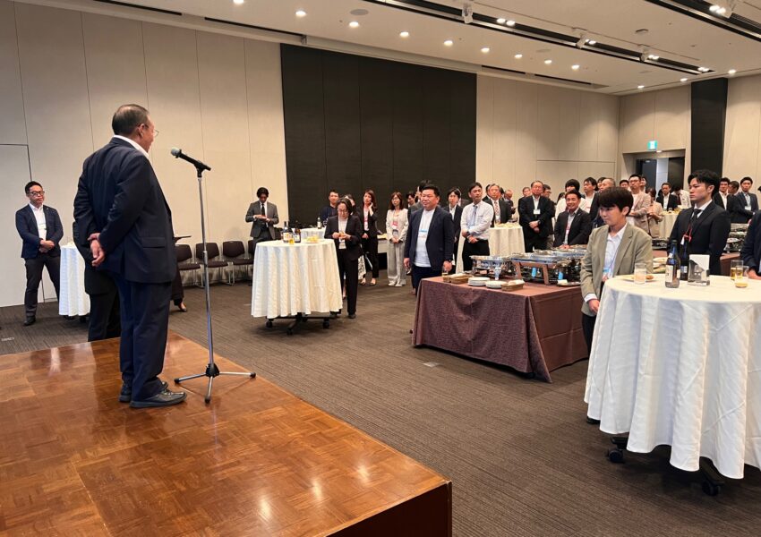 小林理事による中締めのご挨拶。最後まで多くの皆さまにお残りいただき、熱気あふれる懇親会となりました。